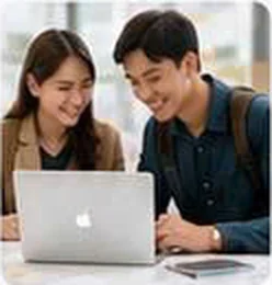 Tư vấn viên và ứng viên trao đổi bên máy tính